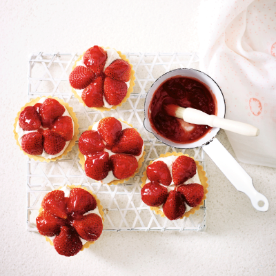 simple-strawberry-tarts-with-white-chocolate